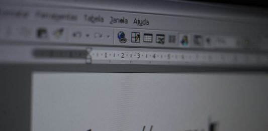 Internet completa 50 anos cercada de polêmicas