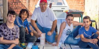 Crianças criam robô em garagem e ganham prêmio em olimpíada
