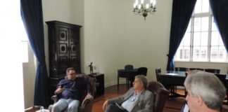 Presidente e representantes do Instituto de Engenharia visitam a sede da Associação Comercial de Santos