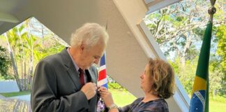 Climatologista brasileiro Carlos Nobre recebe medalha de honra em nome da Rainha Elizabeth II