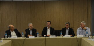 Reformar para Mudar recebe o secretário Gilberto Kassab na sede do IE