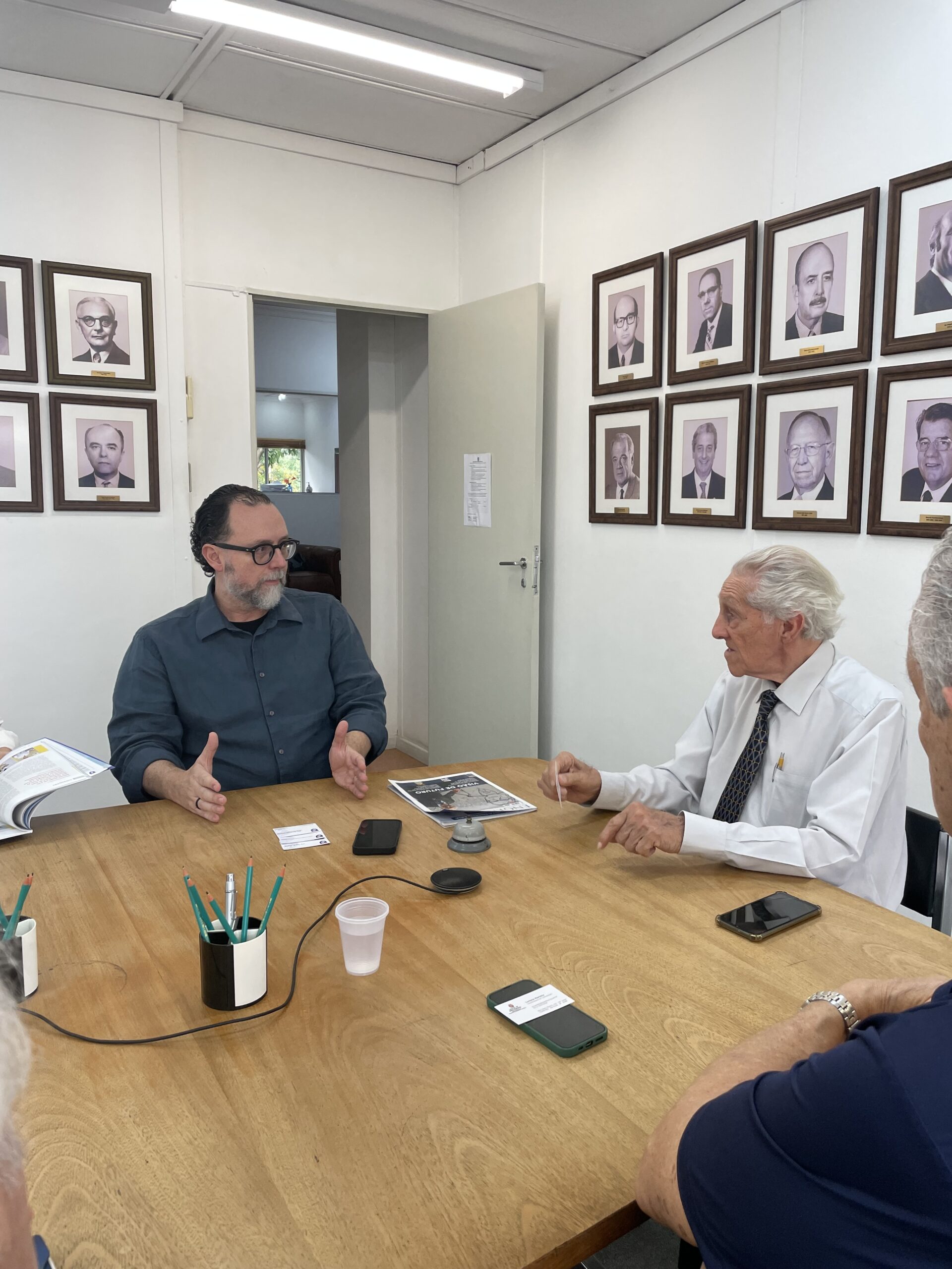 À esq. o secretário Carlos Bezerra com José Eduardo Jardim, presidente do IE