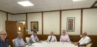 Foto legenda: Presidente do IE recebe convidados para almoço