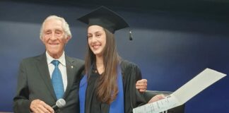 Presidente do IE entrega Prêmio Melhor Aluno à Julia Guirardello Iamarino