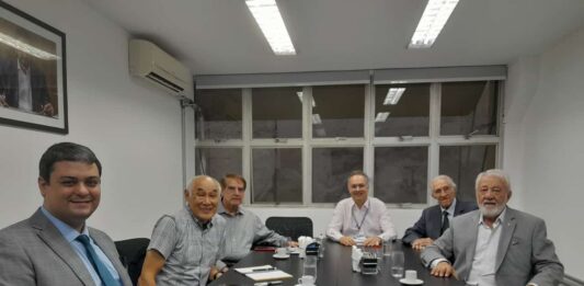 Secretário da Educação, Fernando Padula, recebe membros do IE