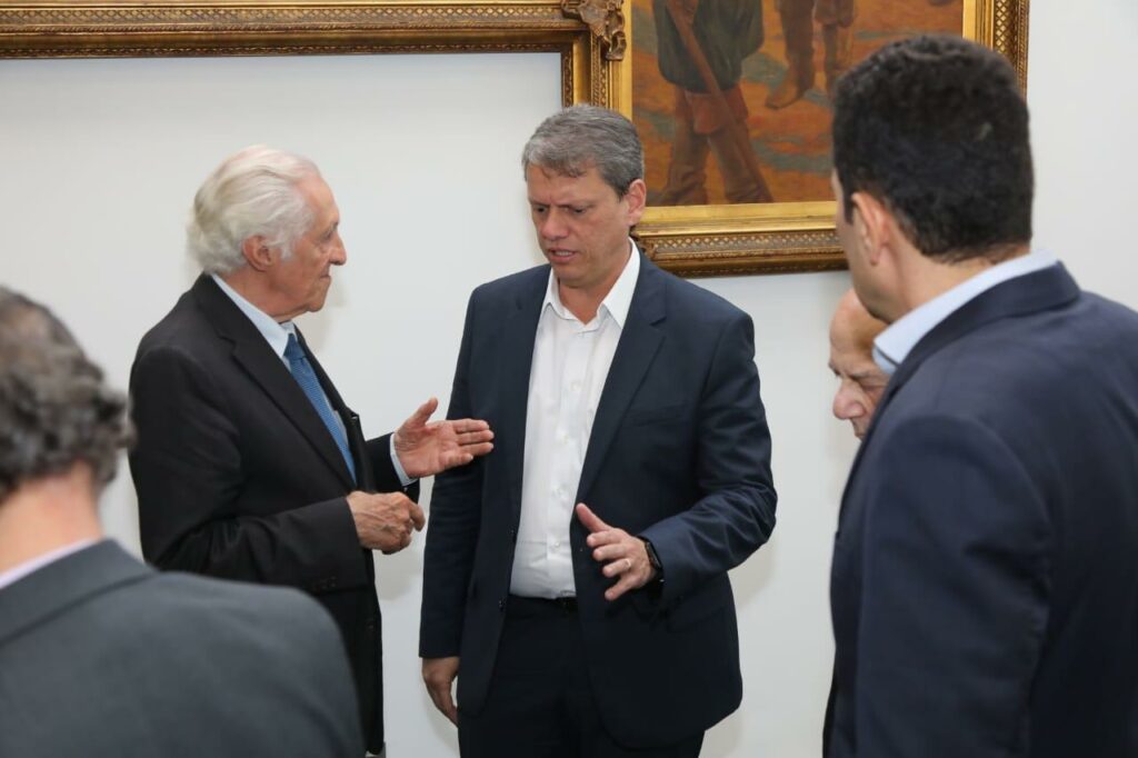 À esq., o presidente do IE, José Eduardo Jardim, com o governador, Tarcísio de Freitas