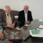 Foto legenda – Membros do IE apresentam projetos ao Deputado Arnaldo Jardim