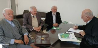 Foto legenda – Membros do IE apresentam projetos ao Deputado Arnaldo Jardim