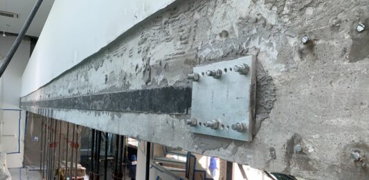 Diminuição de flechas com uso de lâminas de fibra de carbono protendidas