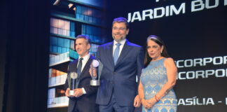 VP do IE, Miriana Marques, entrega prêmios no 31º Prêmio Master Imobiliário