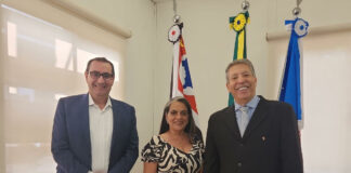 Foto legenda – Prefeito de São José dos Campos participa de evento no IE