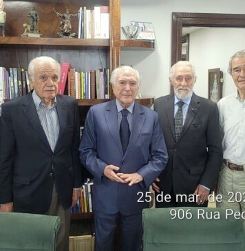 Michel Temer recebe diretoria do IE