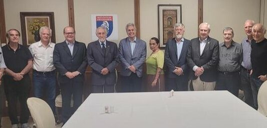 Presidente do IE recebe Ayrton Camargo e Silva , presidente da AEAMESP