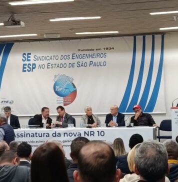 IE participa de ato solene de assinatura da NR10