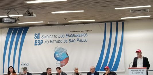 IE participa de ato solene de assinatura da NR10