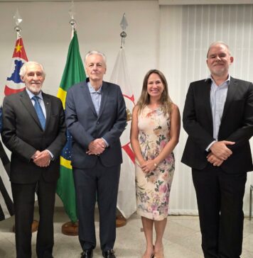 Foto legenda – Domingos Dissei recebe o presidente do IE
