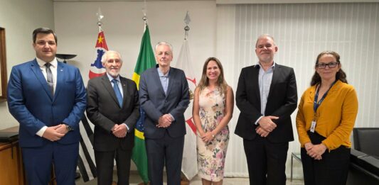Foto legenda – Domingos Dissei recebe o presidente do IE