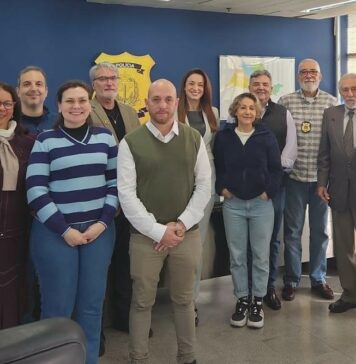 Foto Legenda – Membros da Diretoria do IE participam de encontro na Polícia Científica