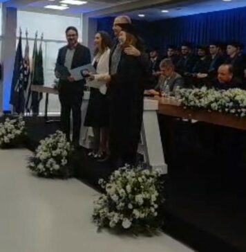 Conselheiro entrega Prêmio Melhor Aluno à Ariane Moreira Ozú