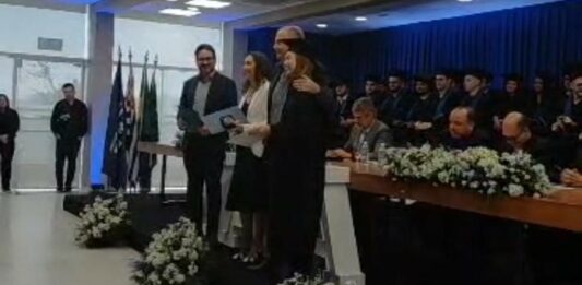 Conselheiro entrega Prêmio Melhor Aluno à Ariane Moreira Ozú