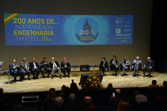 Acesse o site do evento "200 Anos de Independência - Engenharia em Foco" e  visite os estandes das entidades e assista à gravação do evento 